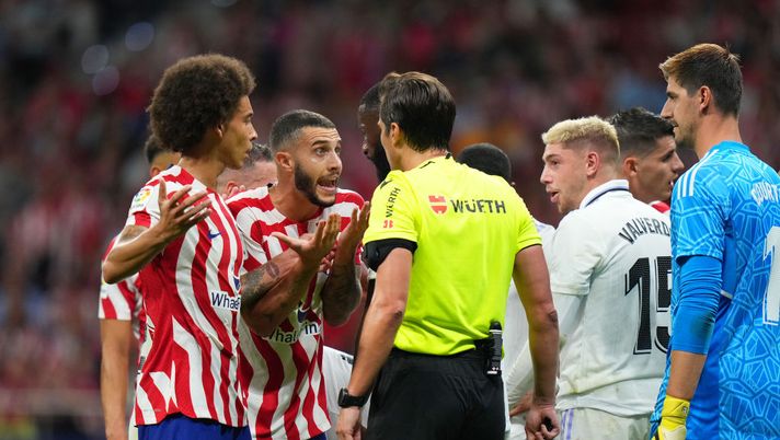 MADRID, SPAIN - SEPTEMBER 18: Mario Hermoso of Atletico de Madrid argues with match referee Munuera Montero after receiving a red card during the LaLiga Santander match between Atletico de Madrid and Real Madrid CF at Civitas Metropolitano Stadium on September 18, 2022 in Madrid, Spain. (Photo by Angel Martinez/Getty Images) BATTAGLIA GIUDIZIARIA ATLETICO