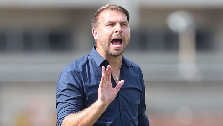 EMPOLI, ITALY - SEPTEMBER 11: Paolo Zanetti manager of Venezia FC gestures during the Serie A match between Empoli FC and Venezia FC at Stadio Carlo Castellani on September 11, 2021 in Empoli, Italy. (Photo by Gabriele Maltinti/Getty Images) Zanetti: “La scelta sul modulo, come sta Satriano e così sto vedendo Destro” - immagine 1
