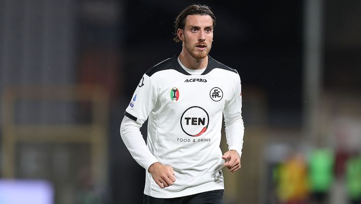 LA SPEZIA, ITALY - MAY 23: Simone Bastoni of Spezia Calcio in action during the Serie A match between Spezia Calcio and AS Roma at Stadio Alberto Picco on May 23, 2021 in La Spezia, Italy.  (Photo by Gabriele Maltinti/Getty Images) 