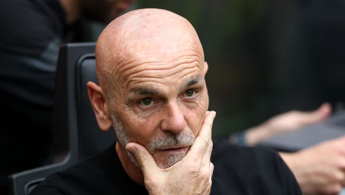 MILAN, ITALY - APRIL 23: Stefano Pioli, Head Coach of AC Milan, looks on prior to the Serie A match between AC Milan and US Lecce at Stadio Giuseppe Meazza on April 23, 2023 in Milan, Italy. (Photo by Marco Luzzani/Getty Images)  Pioli: “Le condizioni di Leao e cosa filtra! Mi auguro di avere anche Krunic e Messias” - immagine 1