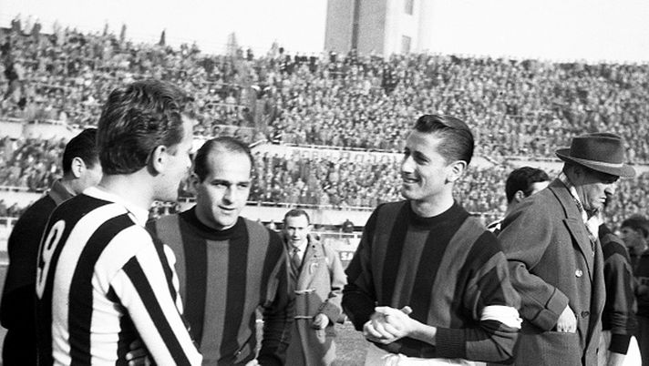 TURIN, ITALY - NOVEMBER 25 :Juventus player Giampiero Boniperti with Schiaffino during Juventus - Milan on November 25, 1956 in Turin, Italy. (Photo by Juventus FC - Archive/Juventus FC via Getty Images) DDD Story – Pepe Schiaffino “Arbitri venduti”, ma lui non si permetteva nemmeno il caffè… - immagine 1