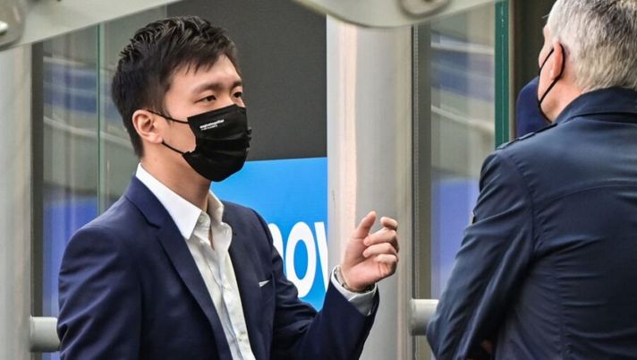 Inter Milan's President Steven Zhang attends the Italian Serie A football match Inter Milan vs Sampdoria on May 08, 2021 at the San Siro stadium in Milan. - Inter sealed the 'Scudetto' for the 19th time after nearest rivals Atalanta were held 1-1 at Sassuolo last May 02, 2021. (Photo by MIGUEL MEDINA / AFP) (Photo by MIGUEL MEDINA/AFP via Getty Images) Sky: “Inter e Juve, com’è andato l’incontro tra Zhang e Agnelli: i discorsi…” - immagine 1