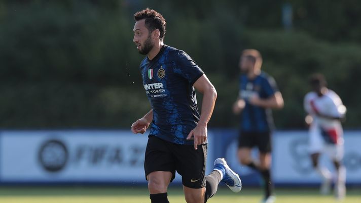 COMO, ITALY - JULY 28: Hakan Calhanoglu of FC Internazionale in action during the pre-season friendly match between FC Internazionale and FC Crotone at the club's training ground Suning Training Center in memory of Angelo Moratti on July 28, 2021 in Como, Italy. (Photo by Emilio Andreoli - Inter/Inter via Getty Images) COMO, ITALY - JULY 28: Hakan Calhanoglu of FC Internazionale in action during the pre-season friendly match between FC Internazionale and FC Crotone at the club's training ground Suning Training Center in memory of Angelo Moratti on July 28, 2021 in Como, Italy. (Photo by Emilio Andreoli - Inter/Inter via Getty Images)