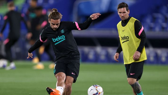GETAFE, SPAIN - OCTOBER 17: Antoine Griezmann and Lionel Messi of Barcelona warm up prior to during the La Liga Santader match between Getafe CF and FC Barcelona at Coliseum Alfonso Perez on October 17, 2020 in Getafe, Spain. (Photo by Angel Martinez/Getty Images) GETAFE, SPAIN - OCTOBER 17: Antoine Griezmann and Lionel Messi of Barcelona warm up prior to during the La Liga Santader match between Getafe CF and FC Barcelona at Coliseum Alfonso Perez on October 17, 2020 in Getafe, Spain. (Photo by Angel Martinez/Getty Images)