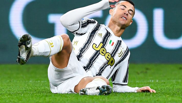 GENOA, ITALY - DECEMBER 13: Cristiano Ronaldo of Juventus reacts with disappointment during the Serie A match between Genoa CFC and Juventus Fc at Stadio Luigi Ferraris on December 13, 2020 in Genoa, Italy. (Photo by Paolo Rattini/Getty Images) La Stampa rivela: “C’è un club in vantaggio se Cristiano Ronaldo va via dalla Juve” - immagine 1