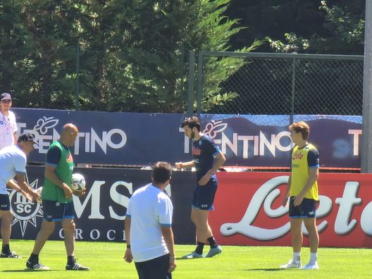 FOTO Kvaratskhelia e Zerbin si intrattengono dopo l’allenamento mattutino- immagine 2