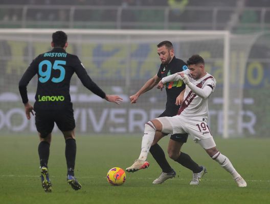 MILAN, ITALY - DECEMBER 22: Stefan De Vrij of FC Internazionale is challenged by Antonio Sanabria of Torino FC during the Serie A match between FC Internazionale and Torino FC at Stadio Giuseppe Meazza on December 22, 2021 in Milan, Italy. (Photo by Emilio Andreoli - Inter/Inter via Getty Images) Inter-Torino 1-0: per i granata altra bella figura, altra sconfitta di misura- immagine 2