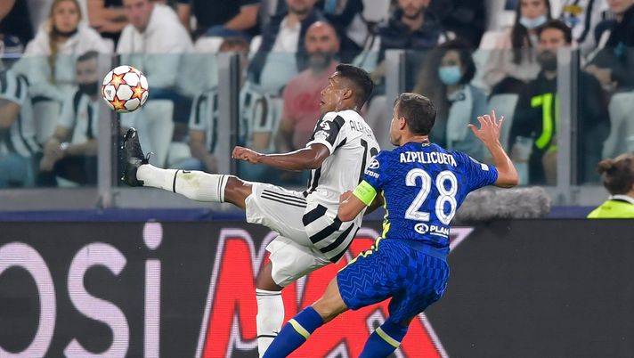 TURIN, ITALY - SEPTEMBER 29: Alex Sandro of Juventus is challenged by Cesar Azpilicueta of Chelsea during the UEFA Champions League group H match between Juventus and Chelsea FC at Allianz Stadium on September 29, 2021 in Turin, Italy. (Photo by Daniele Badolato - Juventus FC/Juventus FC via Getty Images) TURIN, ITALY - SEPTEMBER 29: Alex Sandro of Juventus is challenged by Cesar Azpilicueta of Chelsea during the UEFA Champions League group H match between Juventus and Chelsea FC at Allianz Stadium on September 29, 2021 in Turin, Italy. (Photo by Daniele Badolato - Juventus FC/Juventus FC via Getty Images)