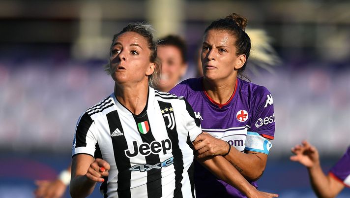 FLORENCE, ITALY - SEPTEMBER 05: Martina Rosucci of Juventus women  competes for the ball with  Alice Tortelli of ACF Fiorentina womenduring the Women Serie A match between ACF Fiorentina and Juventus at Artemio Franchi on September 05, 2021 in Florence, Italy. (Photo by Alessandro Sabattini/Getty Images) 