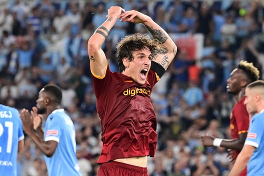 (Photo by Luciano Rossi/AS Roma via Getty Images) Il derby con Zaccagni: Zaniolo “Il contorno non ha importanza…”- immagine 2
