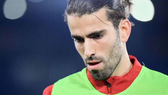 Roma's Portuguese midfielder Sergio Oliveira warms up prior to the Italian Serie A football match between AS Roma and Cagliari on January 16, 2022 at the Olympic stadium in Rome. (Photo by Filippo MONTEFORTE / AFP) (Photo by FILIPPO MONTEFORTE/AFP via Getty Images) Tutti gli squalificati: ecco chi salta la 35ma, chi i recuperi e i diffidati di Sassuolo e Juve - immagine 1