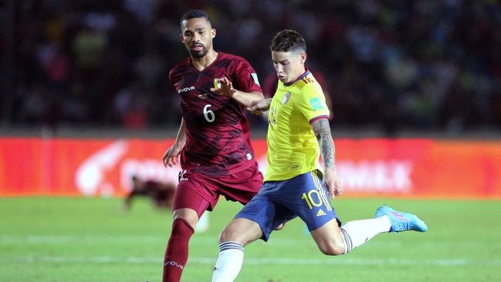 PUERTO ORDAZ, VENEZUELA - MARCH 29: James Rodríguez of Colombia kicks the ball against Yangel Herrera of Venezuela during the FIFA World Cup Qatar 2022 qualification match between Venezuela and Colombia at Estadio Cachamay on March 29, 2022 in Puerto Ordaz, Venezuela. (Photo by Edilzon Gamez/Getty Images) PUERTO ORDAZ, VENEZUELA - MARCH 29: James Rodríguez of Colombia kicks the ball against Yangel Herrera of Venezuela during the FIFA World Cup Qatar 2022 qualification match between Venezuela and Colombia at Estadio Cachamay on March 29, 2022 in Puerto Ordaz, Venezuela. (Photo by Edilzon Gamez/Getty Images)