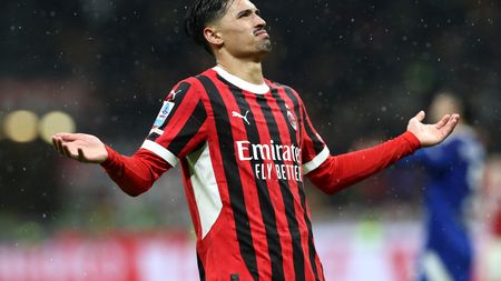 MILAN, ITALY - MARCH 15: Tijjani Reijnders of AC Milan celebrates scoring his team's second goal during the Serie A match between AC Milan and Como at Stadio Giuseppe Meazza on March 15, 2025 in Milan, Italy. (Photo by Marco Luzzani/Getty Images)
