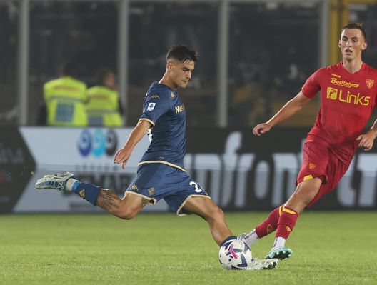 LECCE, ITALY - OCTOBER 17: Kristoffer Askildsen of Lecce competes for the ball with Lucas Martinez Quarta of Fiorentina during the Serie A match between US Lecce and ACF Fiorentina at Stadio Via del Mare on October 17, 2022 in Lecce, Italy. (Photo by Maurizio Lagana/Getty Images) Igor e Martinez Quarta, destini opposti- immagine 2
