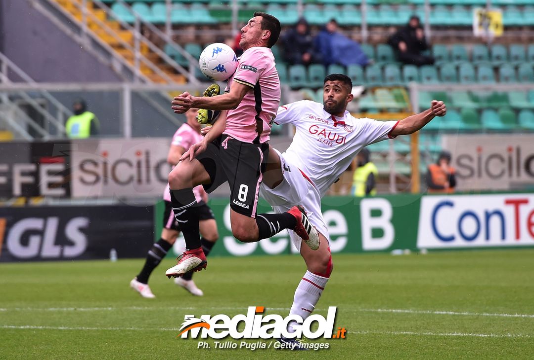  PALERMO, ITALY - MARCH 25:  Anibal Capela (R) of Carpi fouls Mato Jajalo of Palermo during the serie B match between US Citta di Palermo and Carpi FC at Stadio Renzo Barbera on March 25, 2018 in Palermo, Italy.  (Photo by Tullio M. Puglia/Getty Images) 