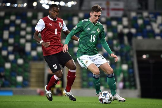 BELFAST, NORTHERN IRELAND - OCTOBER 11: Ondrej Duda of Slovakia battles for possession with Gavin Whyte of Northern Ireland during the UEFA Nations League group stage match between Northern Ireland and Austria at Windsor Park on October 11, 2020 in Belfast, Northern Ireland. The Irish Football Association are allowing limited number of spectators (600) to be in attendance as Covid-19 pandemic restrictions are eased. (Photo by Charles McQuillan/Getty Images) Altro che Best! Quando Gavin Whyte, nazionale nordirlandese girò per Belfast nudo- immagine 1