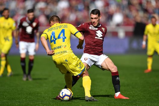  TURIN, ITALY - MARCH 03: Andrea Belotti (R) of Torino FC ciompetes with Pawel Jaroszynski of Chievo during the Serie A match between Torino FC and Chievo at Stadio Olimpico di Torino on March 3, 2019 in Turin, Italy. (Photo by Valerio Pennicino/Getty Images) 