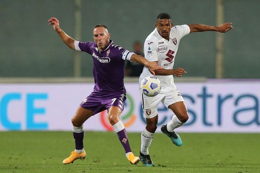  FLORENCE, ITALY - SEPTEMBER 19: Franck Ribery of ACF Fiorentina in action against Bremen of Torino FC during the Serie A match between ACF Fiorentina and Torino FC at Stadio Artemio Franchi on September 19, 2020 in Florence, Italy. (Photo by Gabriele Maltinti/Getty Images) 