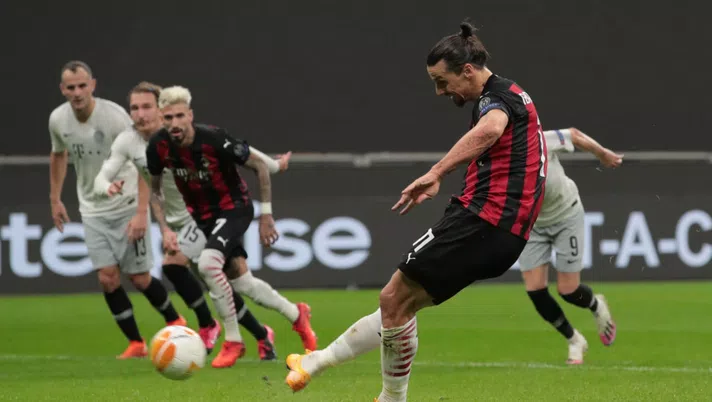 Zlatan Ibrahimovic calcia, e sbaglia, il rigore in Milan-Sparta Praga d'Europa League (credits: Getty Images)