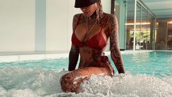 Zoe Cristofoli, è vacanza anche a casa: il bikini nell’idromassaggio è da urlo