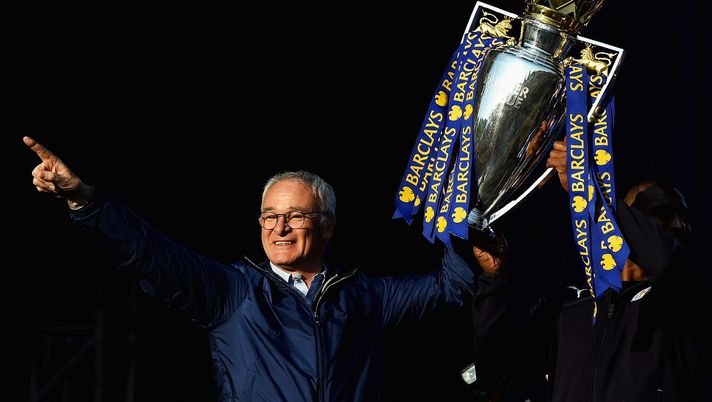 LEICESTER, ENGLAND - MAY 16: (L-R) Claudio Ranieri Manager of Leicester City and captain Wes Morgan of Leicester City show the trophy to the fans during the Leicester City Barclays Premier League winners bus parade on May 16, 2016 in Leicester, England. (Photo by Laurence Griffiths/Getty Images) Il Cagliari sceglie Ranieri: l’ex tecnico viola torna in panchina. E’ ufficiale - immagine 1