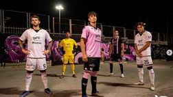 Palermo, ecco le maglie della stagione 2022/2023 indossate dai calciatori rosanero