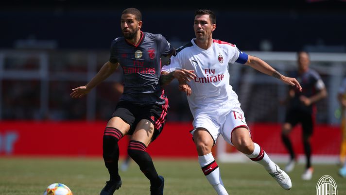 Adel Taarabt ed Alessio Romagnoli in Milan-Benfica (credits: acmilan.com) 