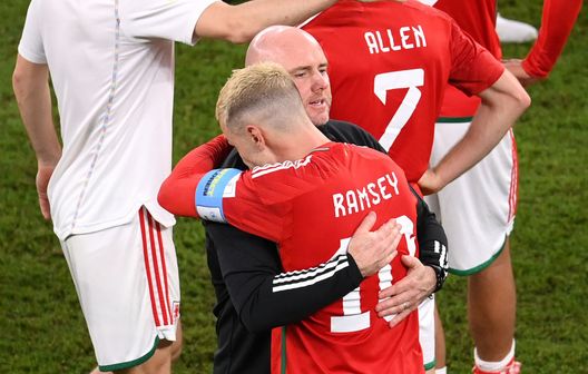 DOHA, QATAR - NOVEMBER 29: Wales head coach Robert Page consoles Aaron Ramsey after the FIFA World Cup Qatar 2022 Group B match between Wales and England at Ahmad Bin Ali Stadium on November 29, 2022 in Doha, Qatar. (Photo by Stu Forster/Getty Images) Nizza, Ramsey è sparito, Favre ha una spiegazione: “Deluso dai mondiali, ha bisogno di tempo” - immagine 1