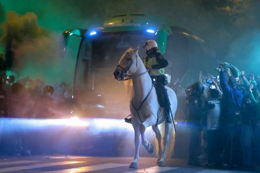Derby di Siviglia: polizia a cavallo all'arrivo allo stadio del pullman del Betis (Photo by Fran Santiago/Getty Images) Derby di Siviglia: polizia a cavallo all'arrivo allo stadio del pullman del Betis (Photo by Fran Santiago/Getty Images)