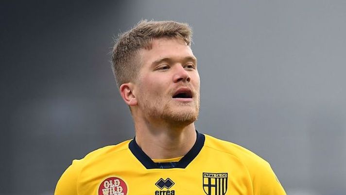 REGGIO NELL'EMILIA, ITALY - JANUARY 17: Andreas Cornelius of Parma Calcio looks on during the Serie A match between US Sassuolo and Parma Calcio at Mapei Stadium - Città del Tricolore on January 17, 2021 in Reggio nell'Emilia, Italy. (Photo by Alessandro Sabattini/Getty Images) Parma, dalle scelte in difesa a Kurtic e il tridente con Mihaila: la probabile formazione - immagine 1