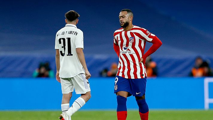 MADRID, SPAIN - JANUARY 26: Memphis Depay of Atletico de Madrid reacts during the Copa Del Rey Quarter Final match between Real Madrid and Atletico de Madrid at Estadio Santiago Bernabeu on January 26, 2023 in Madrid, Spain. (Photo by Florencia Tan Jun/Getty Images) Memphis, altro grattacapo per l’Atletico e per Simeone prima del derby - immagine 1