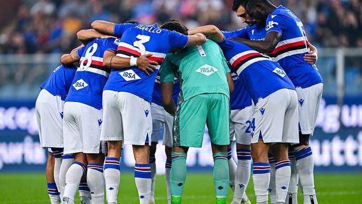 GENOA, ITALY - OCTOBER 17: Players of Sampdoria gather together prior to kick-off in the Serie A match between UC Sampdoria and AS Roma at Stadio Luigi Ferraris on October 17, 2022 in Genoa, Italy. (Photo by Simone Arveda/Getty Images) Sampdoria, probabile formazione: spazio a Montevago, dubbio sul modulo - immagine 1