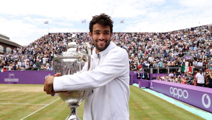 LONDON, ENGLAND - JUNE 19: Matteo Berrettini of Italy celebrates with the trophy after winning against Filip Krajinovic of Serbia during the Men's Singles Final match on day seven of the cinch Championships at The Queen's Club on June 19, 2022 in London, England. (Photo by Clive Brunskill/Getty Images) Queen’s, trionfa Berrettini: tra il pubblico spunta una maglia della Roma – FOTO - immagine 1