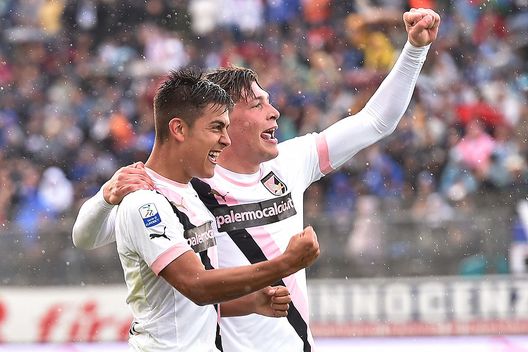 LATINA, ITALY - APRIL 26: Paulo Dybala (L) of Palermo celebrates with Andrea Belotti after scoring the opening goal during the Serie B match between US Latina Calcio and US Citta di Palermo on April 26, 2014 in Latina, Italy. (Photo by Tullio M. Puglia/Getty Images) Carramba, il mercato di chi si rivede: Belotti e Dybala e tutti gli altri - immagine 1