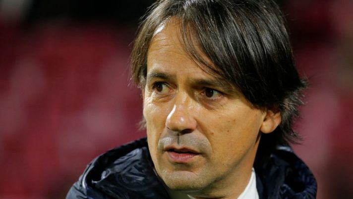 Inter Milan's Italian head coach Simone Inzaghi looks on prior to the Italian Serie A football match between Salernitana and Inter Milan on December 17, 2021 at the Arigis stadium in Salerno. (Photo by Carlo Hermann / AFP) (Photo by CARLO HERMANN/AFP via Getty Images) Inzaghi: “Ci è stato detto che domani si gioca! Brozovic per me rinnova, su Lukaku…” - immagine 1