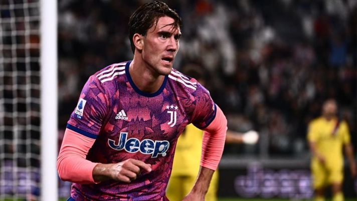 Juventus' Serbian forward Dusan Vlahovic celebrates after scoring his side's second goal during the Italian Serie A football match between Juventus and Bologna on October 2, 2022 at the Juventus stadium in Turin. (Photo by Marco BERTORELLO / AFP) (Photo by MARCO BERTORELLO/AFP via Getty Images) Dai ritorni di Bremer e Di Maria alla gestione di Vlahovic: tutto sulla formazione della Juve - immagine 1