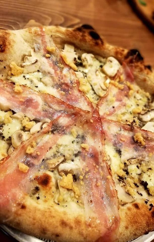 Vi avevamo già parlato della pizza proposta da "Passando Per Firenze", locale in strada Battaglia (al posto del Vigò) che prova a replicare il successo di Passando Per Modena. Il punto forte sono gli ingredienti toscani di prima qualità che rendono la pizza davvero originale. A noi piace molto la Chianti, pizza bianca con crema di zucca, gorgonzola e salsiccia ubriaca al Chianti. Vi avevamo già parlato della pizza proposta da "Passando Per Firenze", locale in strada Battaglia (al posto del Vigò) che prova a replicare il successo di Passando Per Modena. Il punto forte sono gli ingredienti toscani di prima qualità che rendono la pizza davvero originale. A noi piace molto la Chianti, pizza bianca con crema di zucca, gorgonzola e salsiccia ubriaca al Chianti.