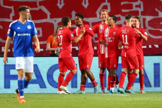 ENSCHEDE, NETHERLANDS - JULY 22: Sem Steijn of Enschede celebrates the second goal and 2-1 with his team mates during the Pre-Season friendly match between Twente Enschede and FC Schalke 04 at De Grolsch Veste Stadium on July 22, 2022 in Enschede, Netherlands. (Photo by Christof Koepsel/Getty Images) Twente