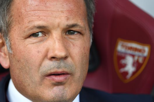TURIN, ITALY - DECEMBER 11: FC Torino head coach Sinisa Mihajlovic looks on during the Serie A match between FC Torino and Juventus FC at Stadio Olimpico di Torino on December 11, 2016 in Turin, Italy. (Photo by Valerio Pennicino/Getty Images) TURIN, ITALY - DECEMBER 11: FC Torino head coach Sinisa Mihajlovic looks on during the Serie A match between FC Torino and Juventus FC at Stadio Olimpico di Torino on December 11, 2016 in Turin, Italy. (Photo by Valerio Pennicino/Getty Images)