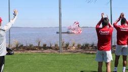 Derby di Porto Alegre contro il Gremio: i tifosi Internacional affittano una barca per caricare la squadra!