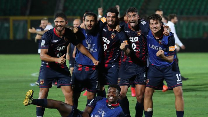 COSENZA, ITALY - JULY 31: Players of Cosenza celebrate after the serie B match between Cosenza Calcio and SS Juve Stabia at Stadio San Vito on July 31, 2020 in Cosenza, Italy. (Photo by Maurizio Lagana/Getty Images for Lega Serie B) 