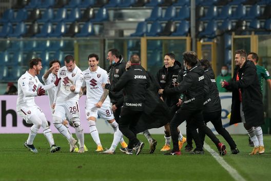 BERGAMO, ITALY - FEBRUARY 06: Federico Bonzzoli of Torino FC celebrates with team mates after scoring their side's third goal during the Serie A match between Atalanta BC and Torino FC at Gewiss Stadium on February 06, 2021 in Bergamo, Italy. Sporting stadiums around Italy remain under strict restrictions due to the Coronavirus Pandemic as Government social distancing laws prohibit fans inside venues resulting in games being played behind closed doors. (Photo by Emilio Andreoli/Getty Images) BERGAMO, ITALY - FEBRUARY 06: Federico Bonzzoli of Torino FC celebrates with team mates after scoring their side's third goal during the Serie A match between Atalanta BC and Torino FC at Gewiss Stadium on February 06, 2021 in Bergamo, Italy. Sporting stadiums around Italy remain under strict restrictions due to the Coronavirus Pandemic as Government social distancing laws prohibit fans inside venues resulting in games being played behind closed doors. (Photo by Emilio Andreoli/Getty Images)