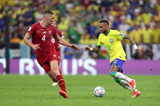 LUSAIL CITY, QATAR - NOVEMBER 24: Neymar of Brazil controls the ball against Nikola Milenkovic of Serbia during the FIFA World Cup Qatar 2022 Group G match between Brazil and Serbia at Lusail Stadium on November 24, 2022 in Lusail City, Qatar. (Photo by Francois Nel/Getty Images) Burdisso è volato in Qatar: si apre la caccia ai nuovi talenti- immagine 2