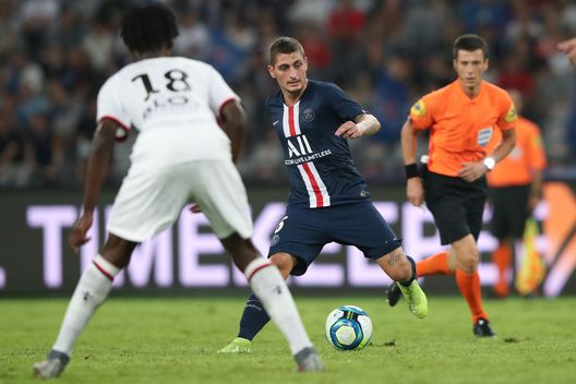 SHENZHEN, CHINA - AUGUST 03: Marco Verratti of Paris Saint-Germain competes the ball with Eduardo Camavinga (R) of Stade Rennais FC during to the 2019 Trophee des Champions between Paris saint-Germain and Stade Rennais FC at Shenzhen Uniersiade Sports Center on August 3, 2019 in Shenzhen, China. (Photo by Lintao Zhang/Getty Images) Verratti “promuove” Renato Sanches e il PSG: “Ha colto l’occasione. Spirito diverso, sono tutti coinvolti”- immagine 2