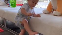 VIDEO / Il calcio nel dna: il figlio di Morata non cammina ancora ma già ama il pallone
