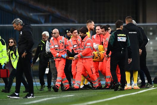 VERONA, ITALY - NOVEMBER 13: Bartlomiej Dragowski of Spezia calcio injured during the Serie A match between Hellas Verona and Spezia Calcio at Stadio Marcantonio Bentegodi on November 13, 2022 in Verona, Italy. (Photo by Alessandro Sabattini/Getty Images) Dragowski, nuovo report: “Lesione di alto grado ai legamenti della caviglia”- immagine 2
