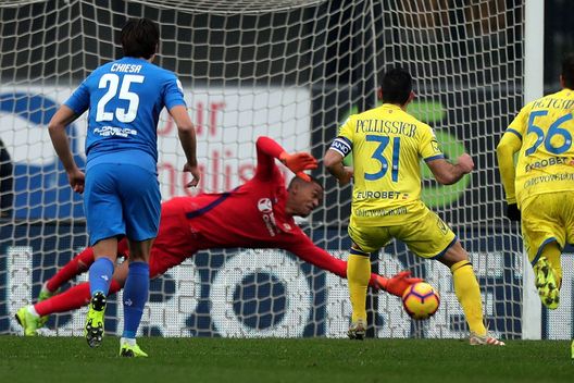 VERONA, ITALY - JANUARY 27: Sergio Pellissier of AC Chievo Verona scores a goal during the Serie A match between Chievo Verona and ACF Fiorentina at Stadio Marc'Antonio Bentegodi on January 27, 2019 in Verona, Italy. (Photo by Gabriele Maltinti/Getty Images) Pellissier su Italiano: “E’ uno che rischia, gli si può concedere qualche errore”- immagine 2