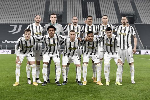 La Juventus in posa prima del fischio d'inizio della partita contro la Roma La Juventus in posa prima del fischio d'inizio della partita contro la Roma
