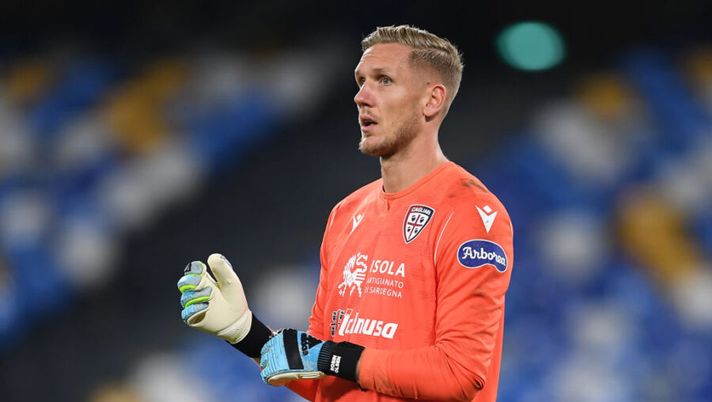NAPLES, ITALY - SEPTEMBER 25: Robin Olsen of Cagliari Calcio during the Serie A match between SSC Napoli and Cagliari Calcio at Stadio San Paolo on September 25, 2019 in Naples, Italy. (Photo by Francesco Pecoraro/Getty Images) Olsen, Rafael, Cragno e cambia il terzo portiere della Roma: cosa succede al fanta - immagine 1