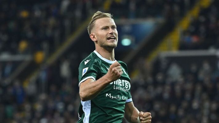 UDINE, ITALY - OCTOBER 27: Antonin Barak of Hellas Verona celebrates after scoring the 1-1 goal during the Serie A match between Udinese Calcio and Hellas Verona FC at Dacia Arena on October 27, 2021 in Udine, Italy. (Photo by Alessandro Sabattini/Getty Images) I voti ufficiali al fantacalcio: la scelta su Miranchuk! Barak più di McKennie, che Berardi - immagine 1